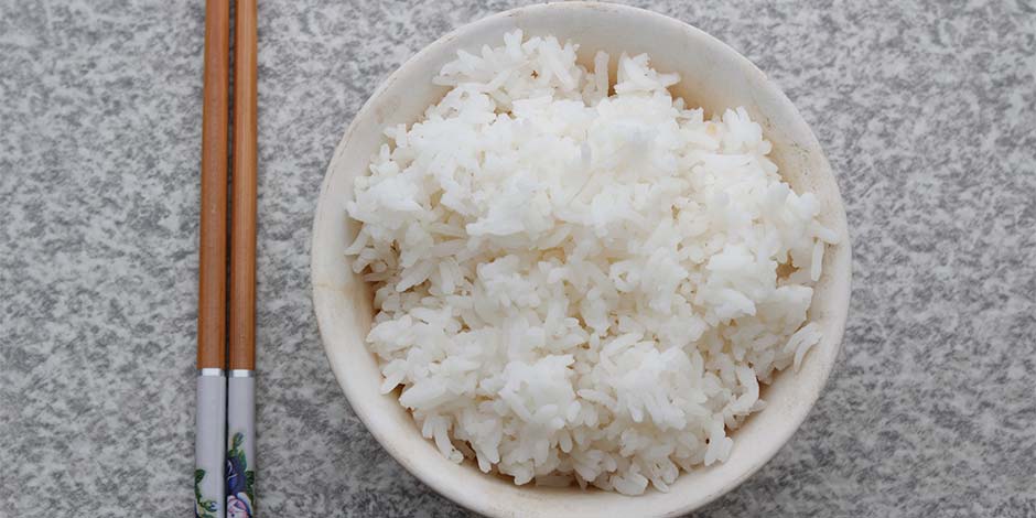 Los gatos pueden comer arroz - Taza Los gatos pueden comer arroz cocido, como el de esta taza, pues les aporta ciertos beneficios.