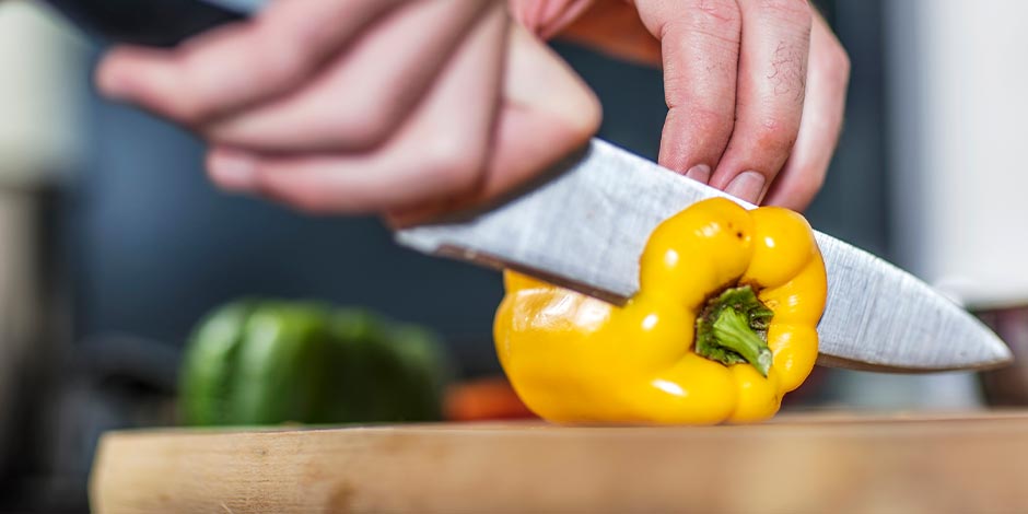Los perros pueden comer pimentón - Preparación Los perros pueden comer pimentón, pero sigue ciertos consejos para hacerlo. Pimentón siendo cortado.