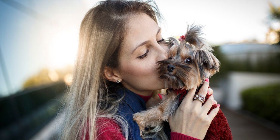 Encuentra acá los mejores nombres para perritas y haz que tu mascota sea aún más única. Perrita con su tutora.