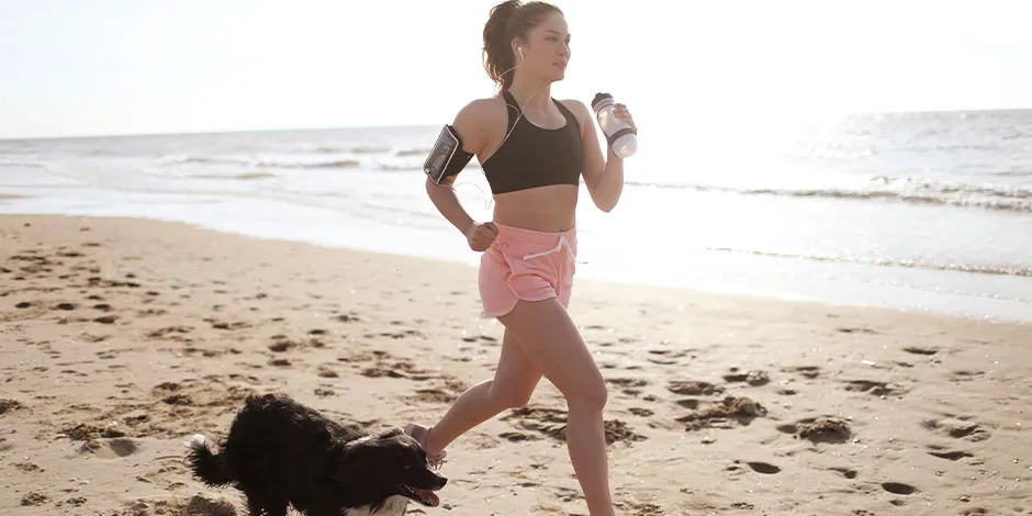 Perro corriendo en la playa, gracias a la óptima digestión provocada por los probióticos en perros. 